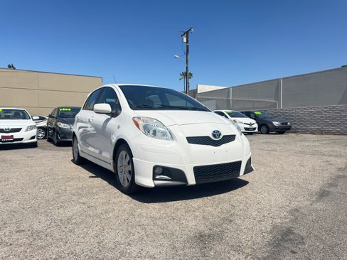 Used 2009 Toyota Yaris 4-Door Hatchback FWD image 12
