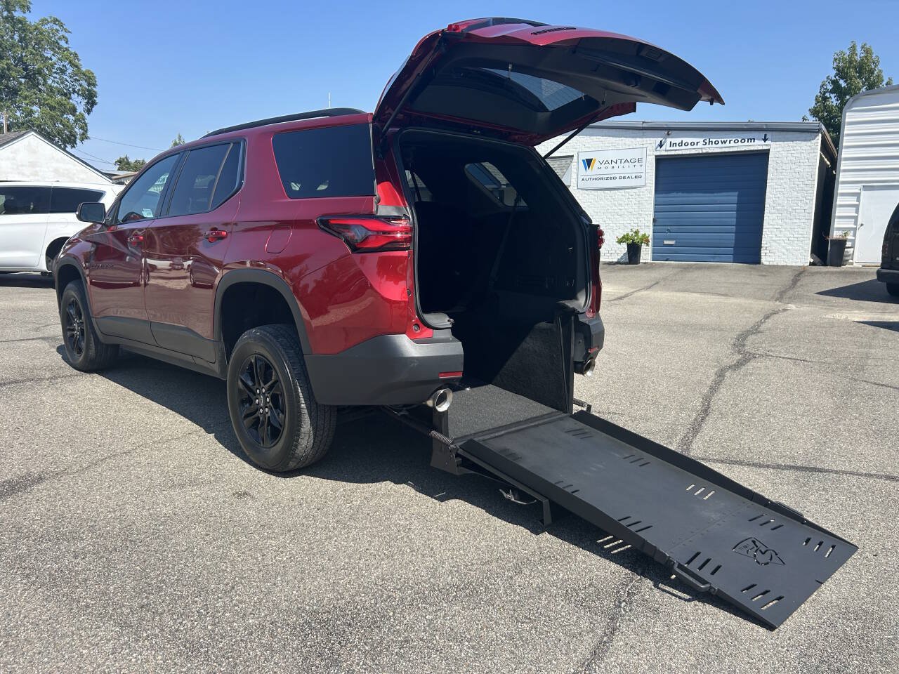 Used 2023 Chevrolet Traverse LT w/ Midnight/Sport Edition FWD image 1