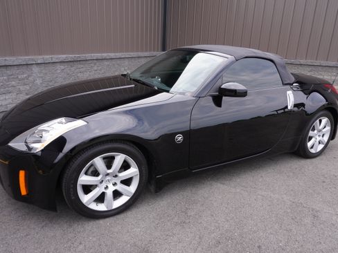 Used 2005 Nissan 350Z Roadster RWD image 18