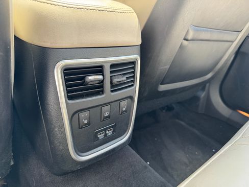 Used 2015 Chrysler 300 C image 11