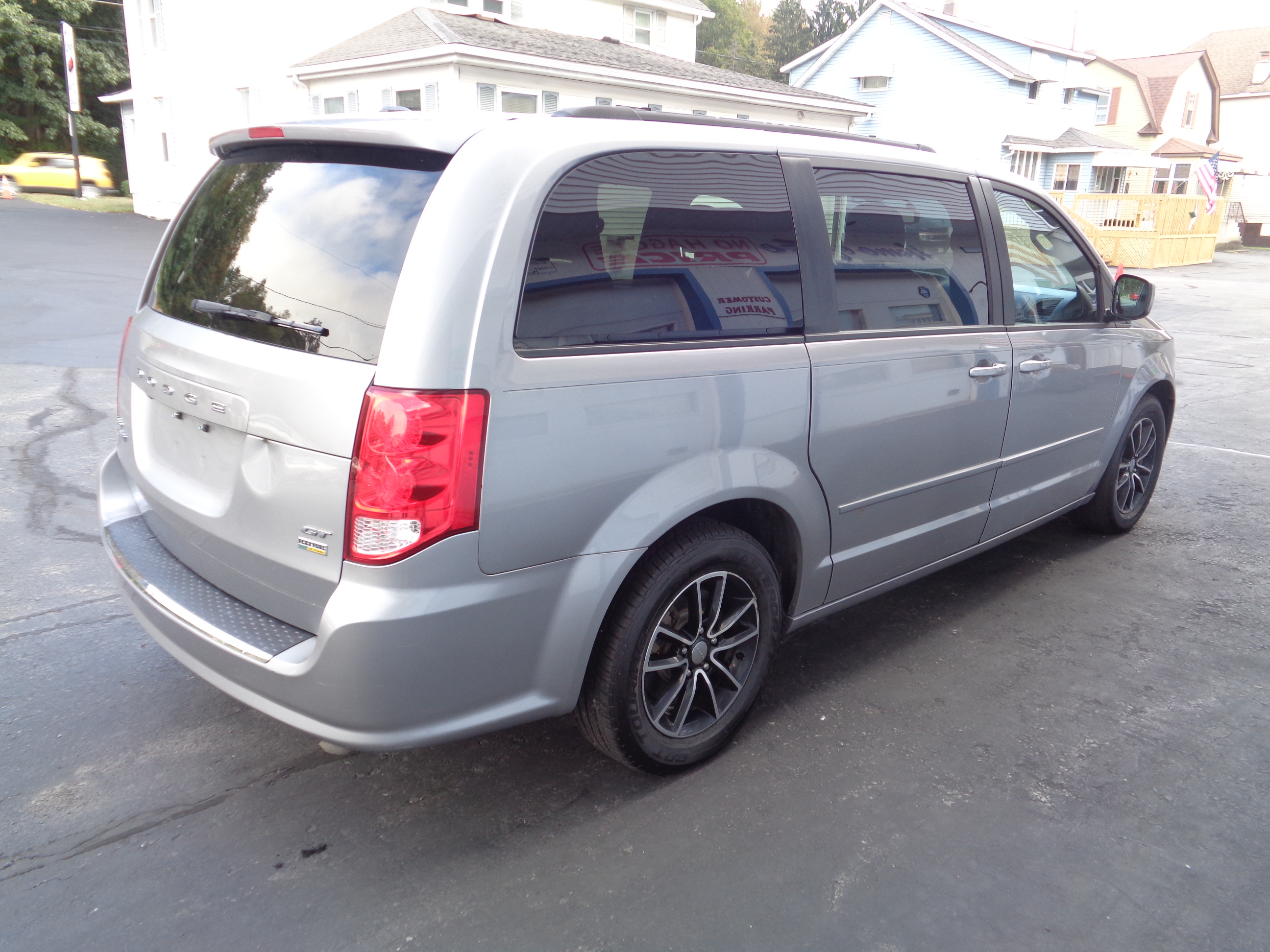 Used 2017 Dodge Grand Caravan GT FWD image 2