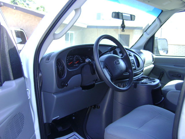 Used 2005 Ford E-350 and Econoline 350 Super Duty Wagon RWD image 8