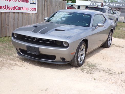 Used 2016 Dodge Challenger SXT image 1