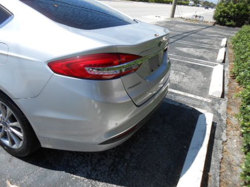 Used 2017 Ford Fusion SE FWD image 4