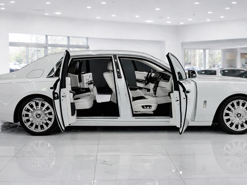 Used 2018 Rolls-Royce Phantom image 3
