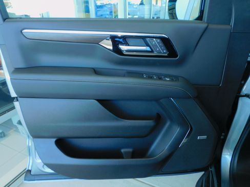 New 2026 Chevrolet Suburban Premier image 18