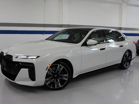 Used 2023 BMW i7 xDrive60 AWD/4WD image 3