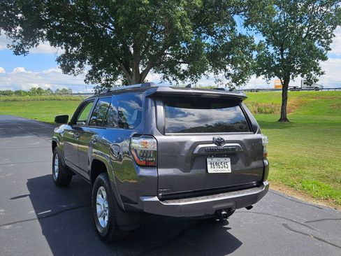 Used 2022 Toyota 4Runner 4WD SR5 image 3