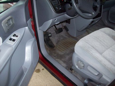 Used 2000 Toyota Sienna LE image 9