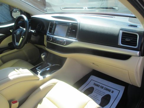 Used 2019 Toyota Highlander XLE image 4