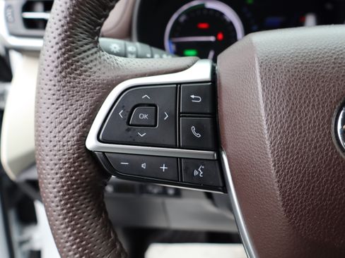 Used 2024 Toyota Sienna Platinum image 27