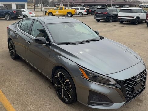 Used 2023 Nissan Altima 2.5 SR image 14