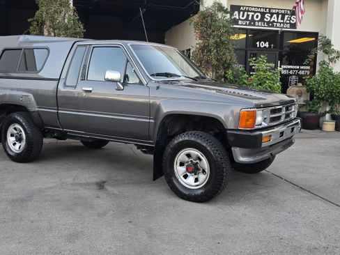 Used 1988 Toyota Pickup Deluxe image 3