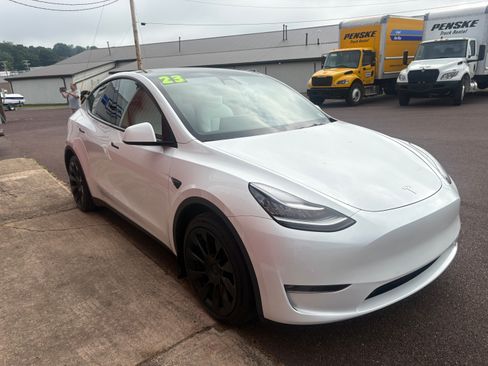Used 2023 Tesla Model Y AWD image 3