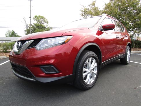Used 2016 Nissan Rogue SV image 2
