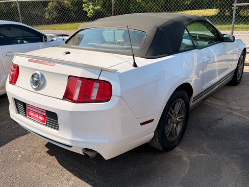 Used 2011 Ford Mustang RWD image 2