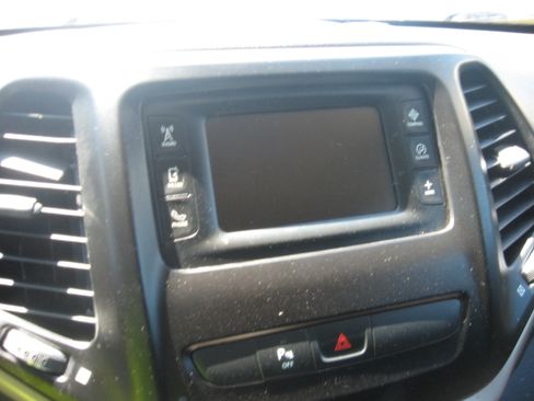 Used 2016 Jeep Cherokee 4WD Latitude image 12