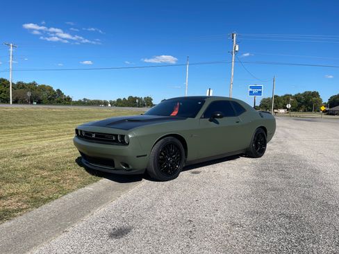 Used 2015 Dodge Challenger SXT image 1