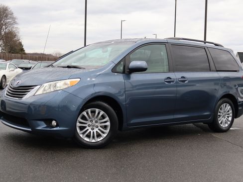 Used 2014 Toyota Sienna XLE image 2