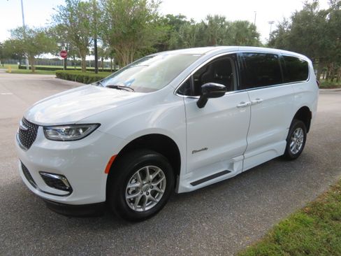 Used 2024 Chrysler Pacifica Touring-L image 17