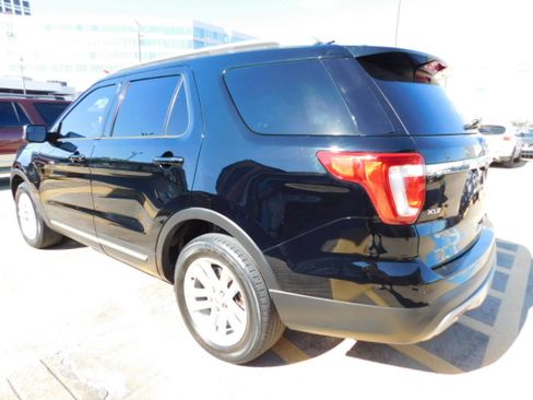Used 2017 Ford Explorer XLT image 5