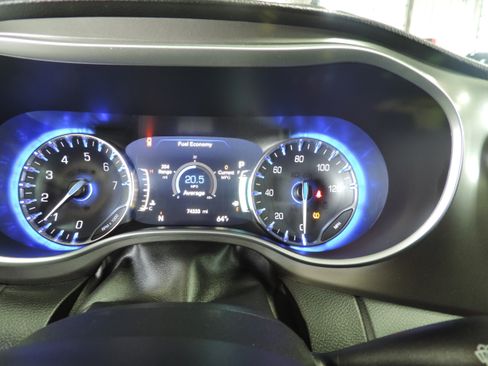 Used 2020 Chrysler Pacifica Touring-L Plus image 40