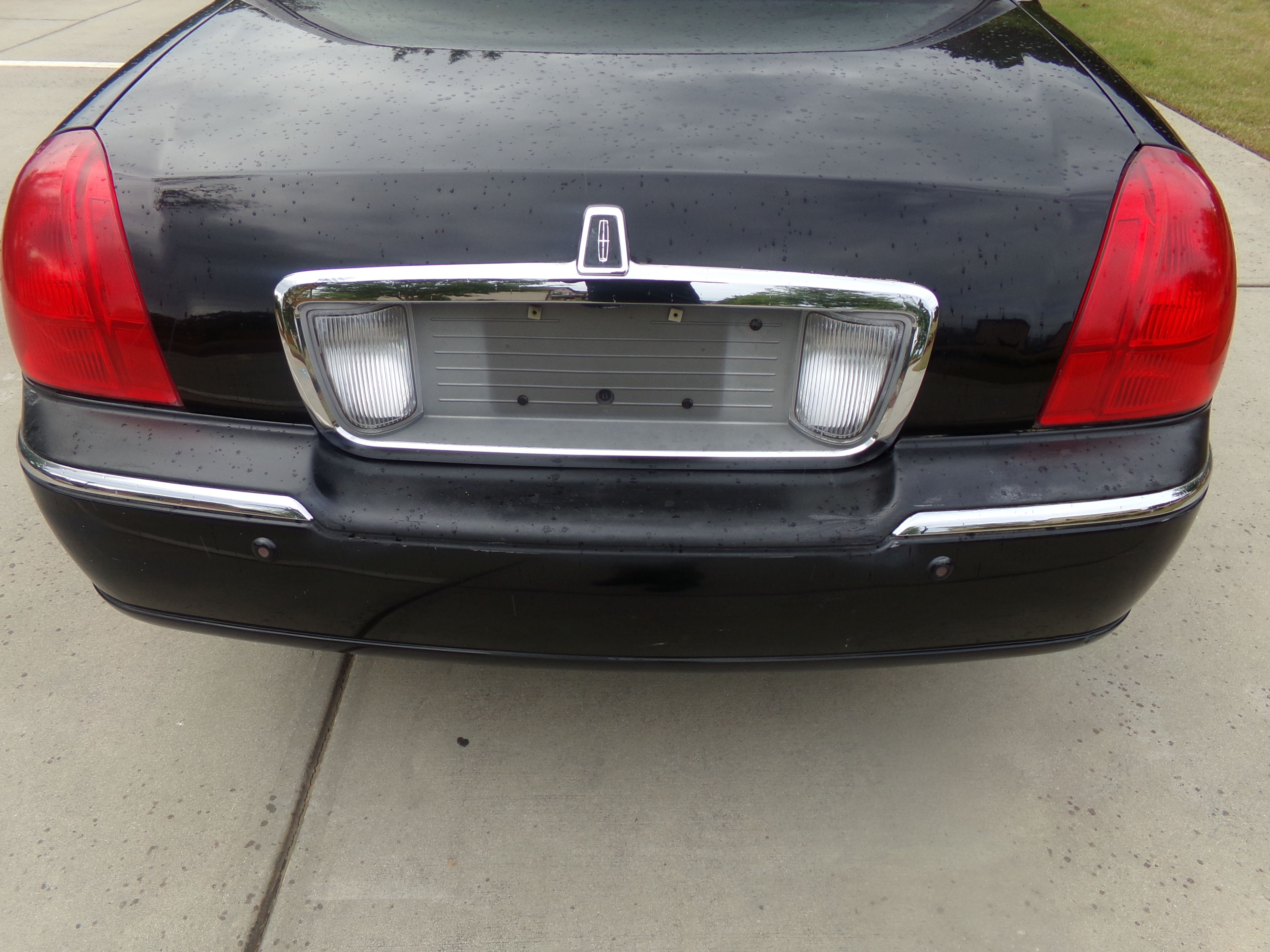 Used 2004 Lincoln Town Car Signature RWD image 11