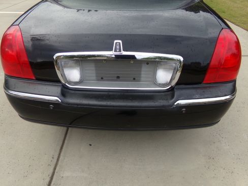 Used 2004 Lincoln Town Car Signature RWD image 11