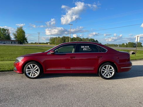 Used 2018 Volkswagen Passat 2.0T SEL Premium image 2