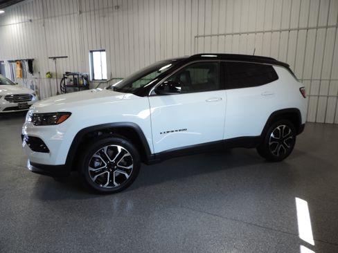 Used 2023 Jeep Compass 4WD Limited image 4