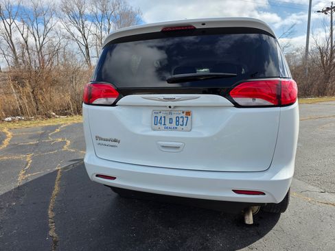 Used 2022 Chrysler Voyager LX image 6