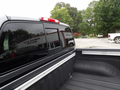 Used 2019 Nissan Frontier 2WD Crew Cab SV image 18