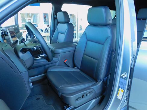 Used 2025 Chevrolet Suburban Z71 image 18