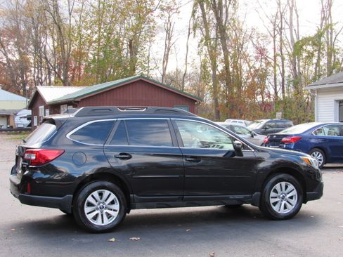 Used 2017 Subaru Outback 2.5i Premium image 12