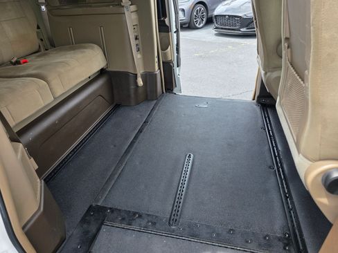 Used 2014 Chrysler Town & Country Touring image 16