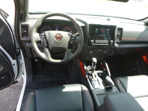 Used 2024 Nissan Frontier 4x4 Crew Cab image 24