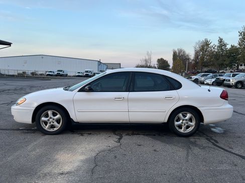Used 2005 Ford Taurus SE image 2