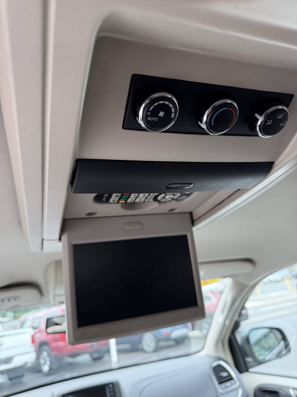 Used 2014 Chrysler Town & Country Touring FWD image 15