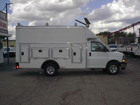 Used 2022 Chevrolet Express 3500 UNAVAIL RWD image 3