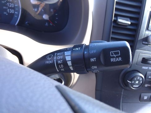 Used 2012 Kia Sedona LX image 27