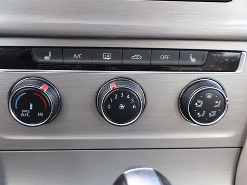 Used 2016 Volkswagen Golf SE image 27