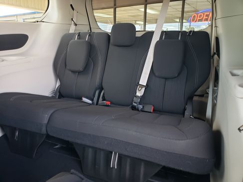 Used 2023 Chrysler Voyager LX image 17