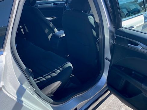 Used 2017 Ford Fusion SE image 19