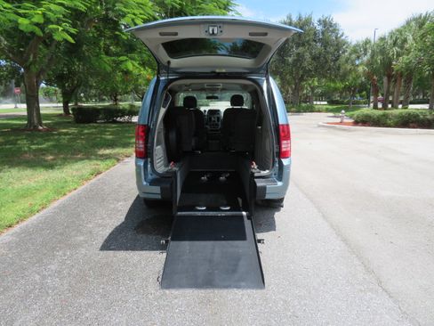 Used 2010 Chrysler Town & Country Touring FWD image 5