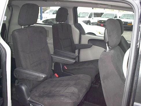 Used 2016 Dodge Grand Caravan SE image 17