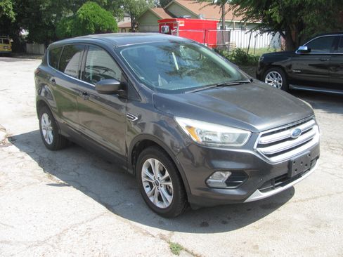 Used 2017 Ford Escape SE image 6