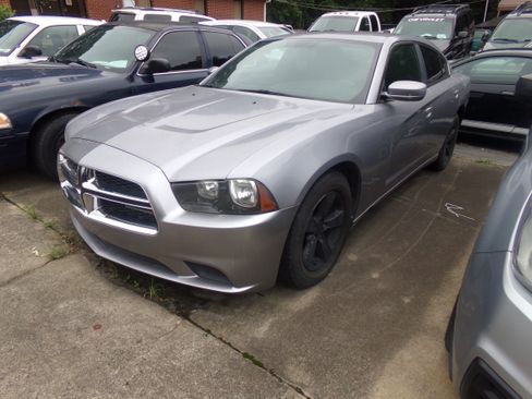 Used 2014 Dodge Charger SE image 1