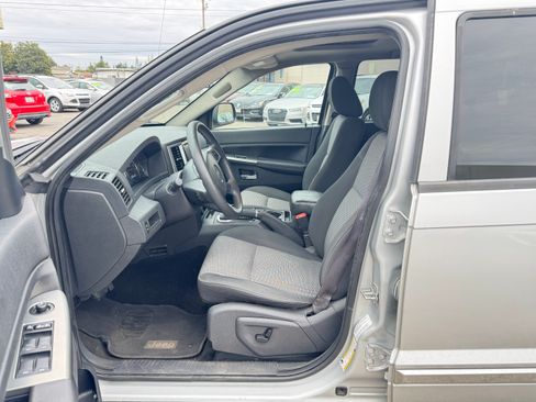 Used 2009 Jeep Grand Cherokee Laredo image 3