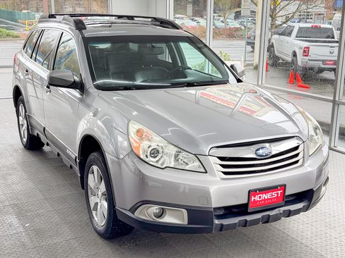 Used 2010 Subaru Outback 2.5i Limited image 1
