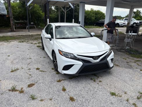 Used 2020 Toyota Camry SE Sedan 4D FWD image 2